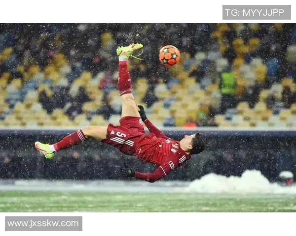 倒钩足球明星盘点那些在赛场上惊艳瞬间的传奇球员